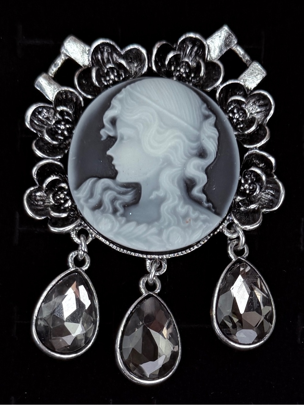 Heavy Silvertone Stone Teardrop Accents cameo pendant